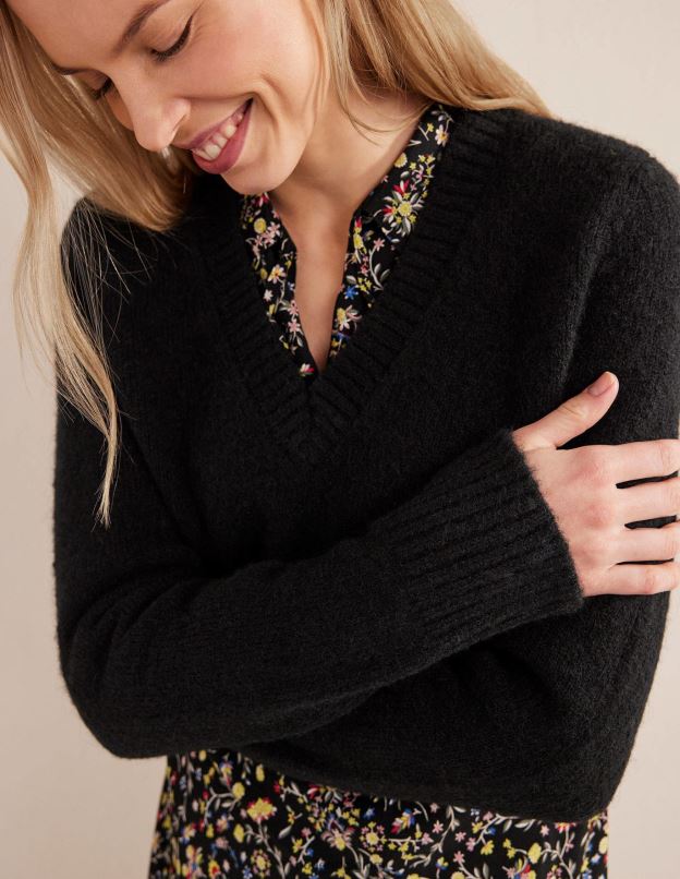 femmes Boden noir pull court duveteux à col V vêtements Z42D01707