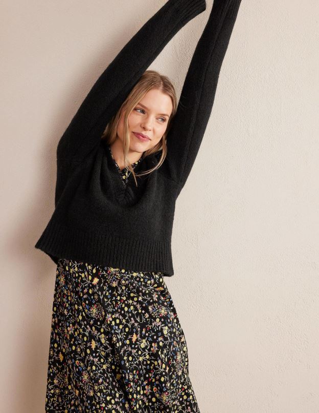 femmes Boden noir pull court duveteux à col V vêtements Z42D01707