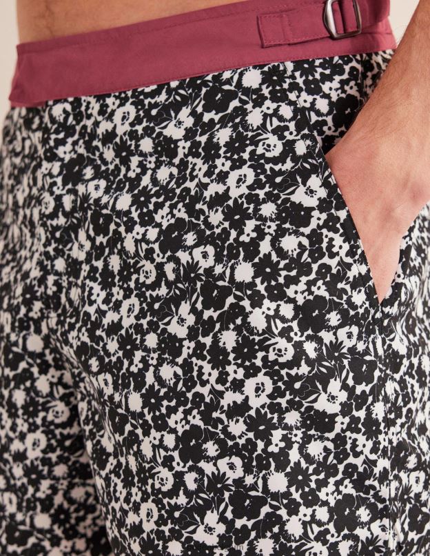 Hommes Boden fleuri noir et écru short de bain taille fixe vêtements Z42D03543